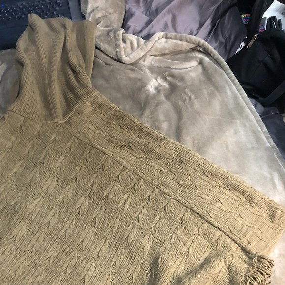 Knitted, hooded ponch - Picture 4 of 11